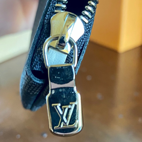 NWT AUTHENTIC LV POCHETTE CLE! - Picture 6 of 16